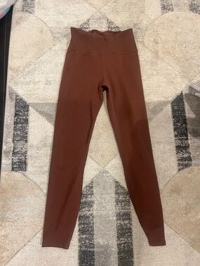 Vuori High-Waist Leggings in Dark Brown